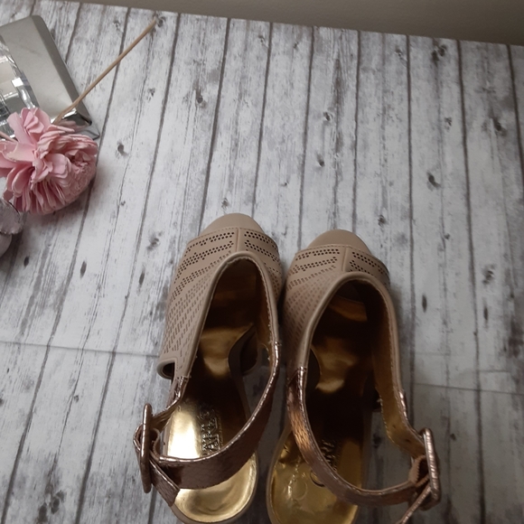 Heels - Picture 2 of 5